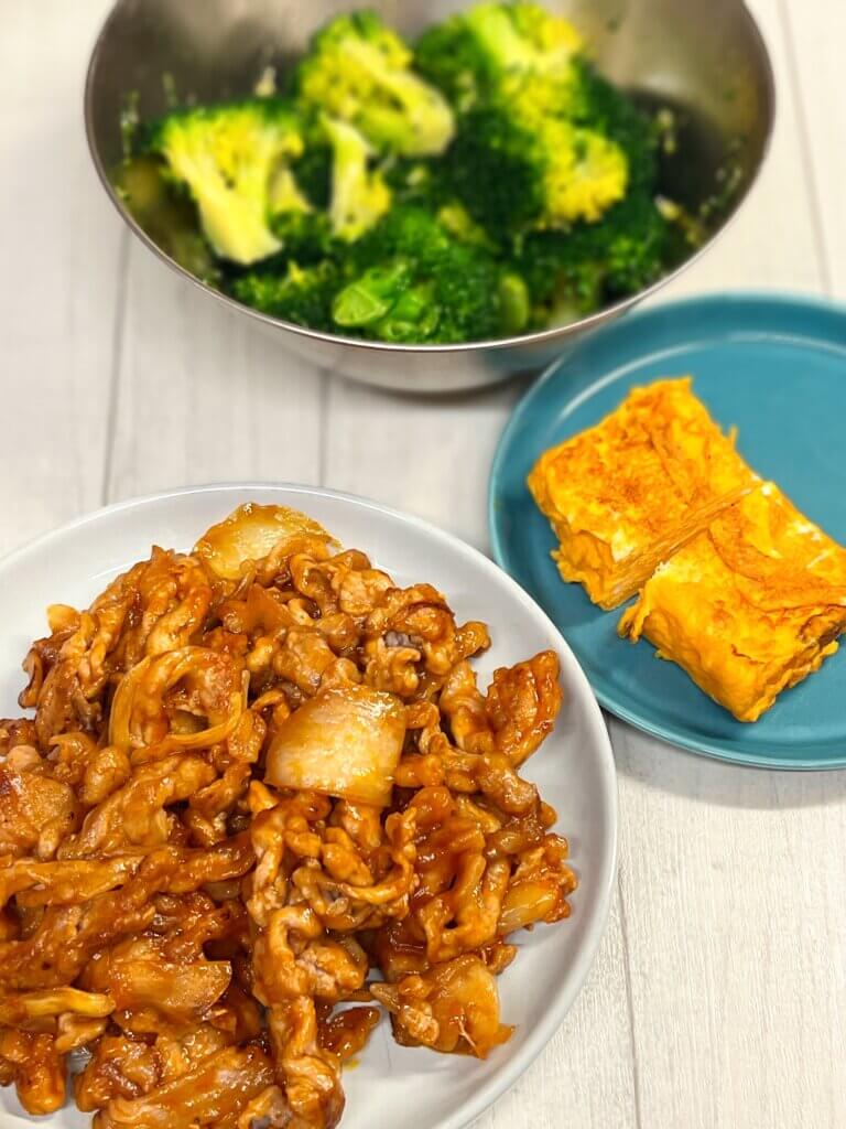 ポークチャップ、蒸しブロッコリー、卵焼き