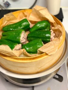せいろで蒸したピーマンの肉詰め
