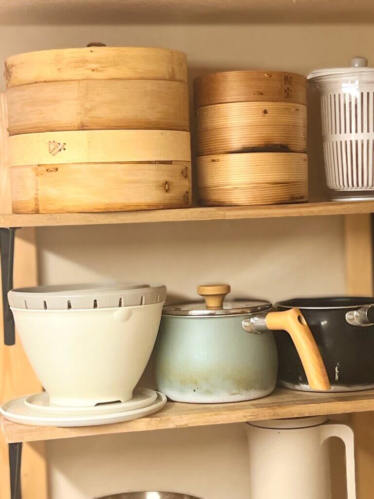乾いたせいろをキッチンの棚に収納している様子