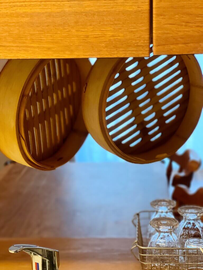 せいろを棚の下に吊るして乾かしている様子