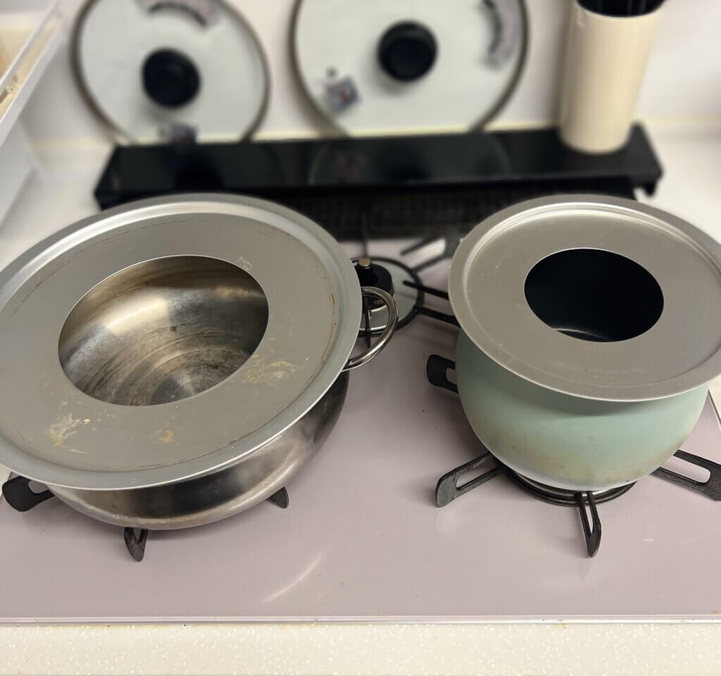 蒸し板をのせた2つの鍋