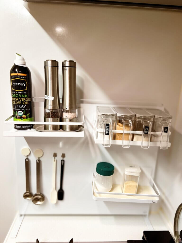 towerキッチン自立式スチールパネルを設置した様子