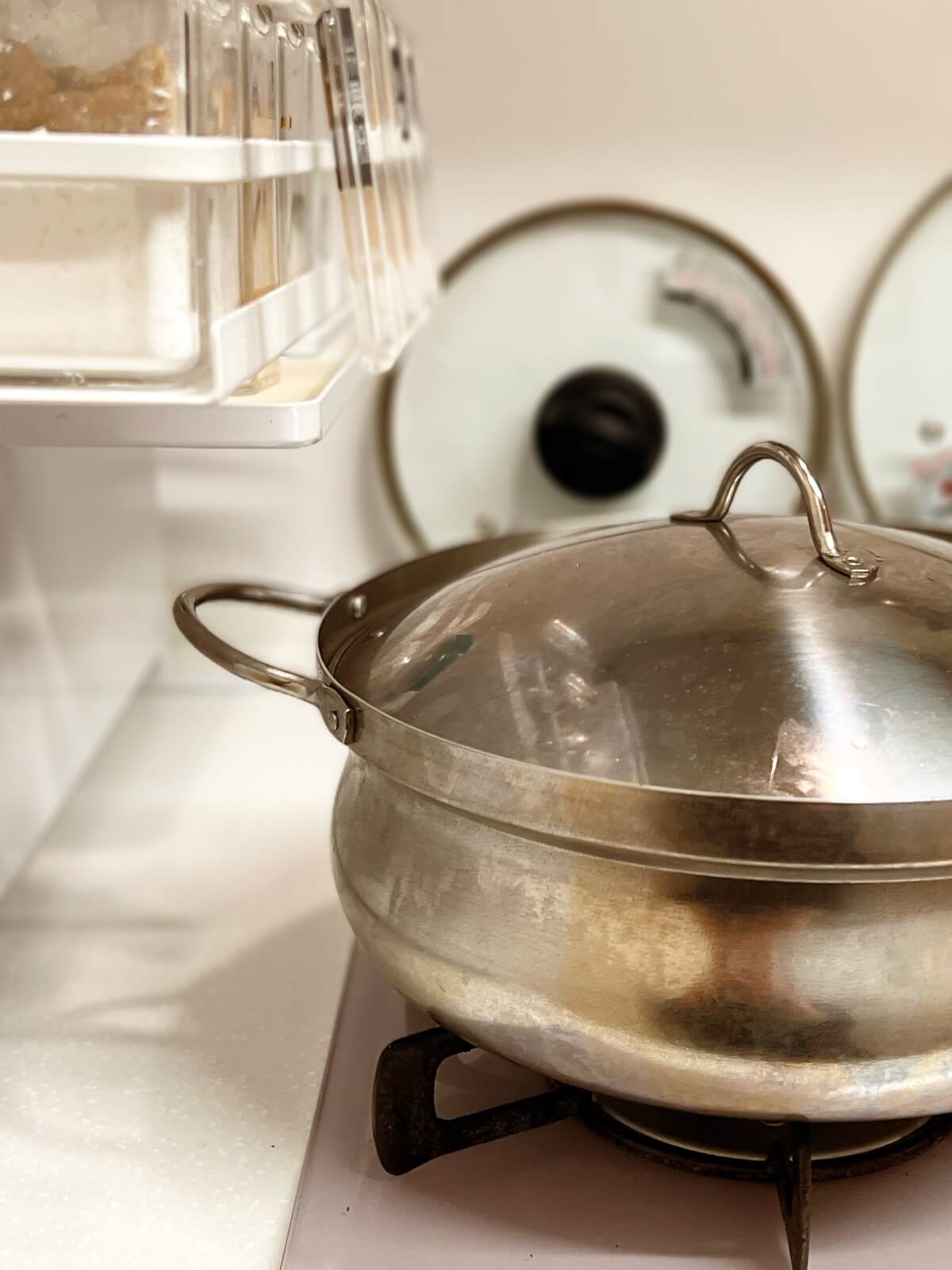 towerキッチン自立式スチールパネルとコンロ横鍋の間隔