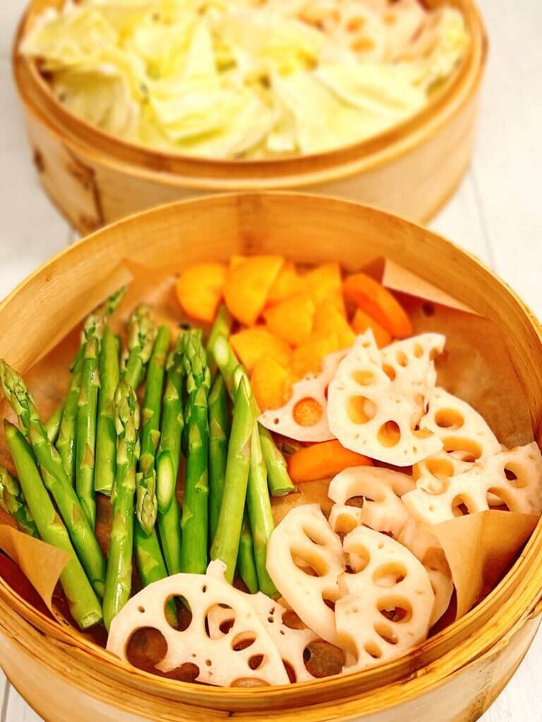 キャベツ・アスパラ・にんじん・れんこんをせいろに並べた蒸し野菜