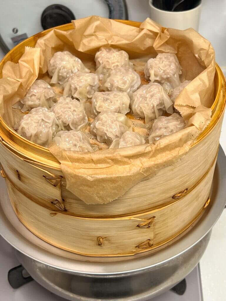 せいろで蒸したシュウマイ