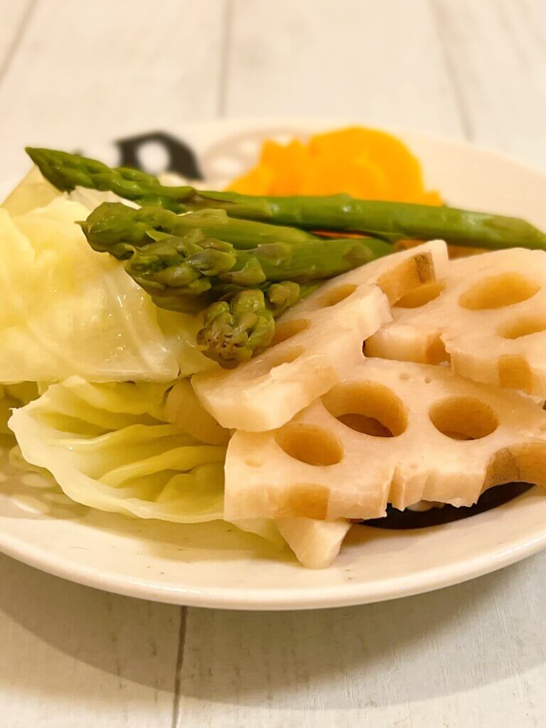 せいろで蒸したキャベツ・アスパラ・にんじん・れんこんの蒸し野菜