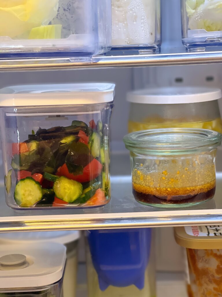 トマトきゅうりわかめサラダとドレッシングを冷蔵庫に保存