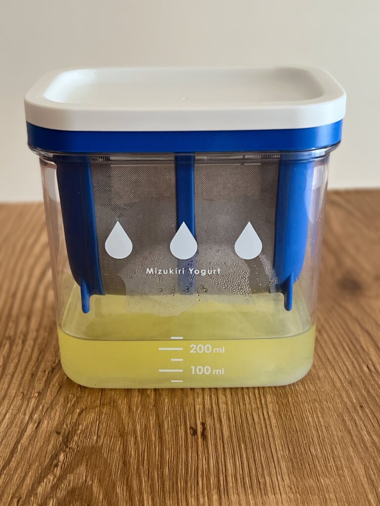 水切りヨーグルト専用容器でヨーグルを水切りしている