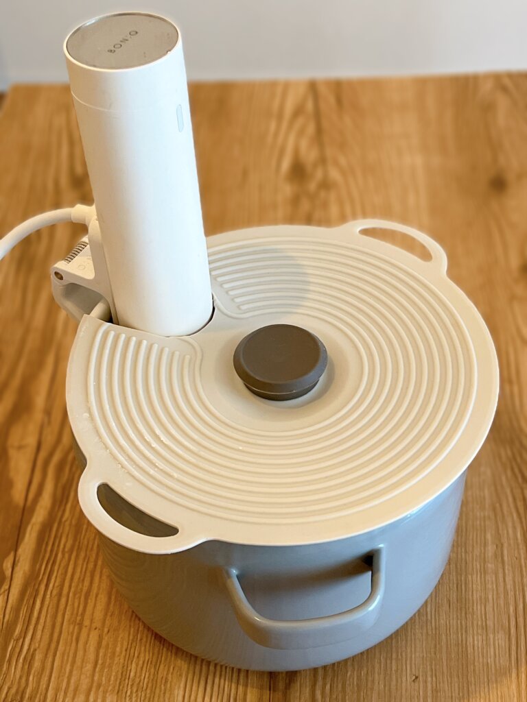 鍋にBONIQをセットして低温調理している様子