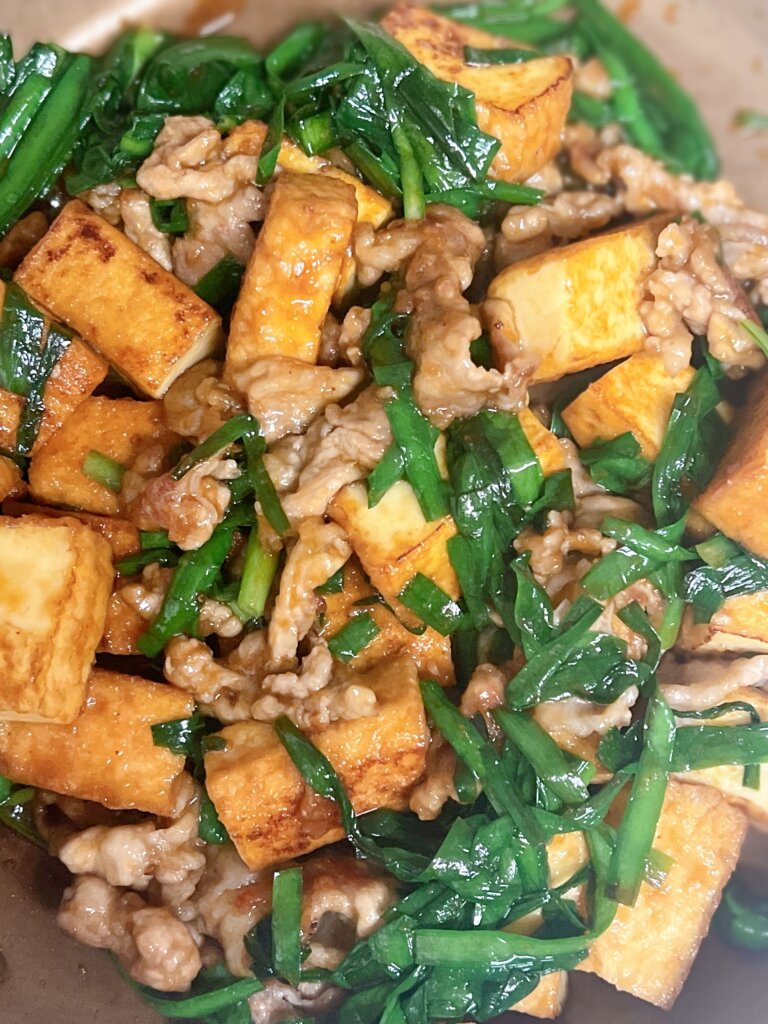 厚揚げと豚こまとニラを炒めているフライパン