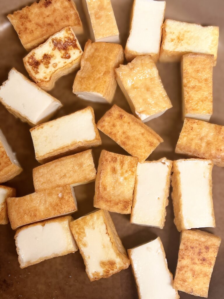 厚揚げを一口大に切った写真