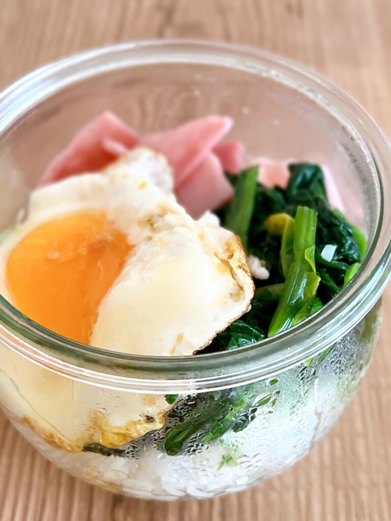 前日のごはんに残り物と目玉焼きをのせた簡単朝ごはん