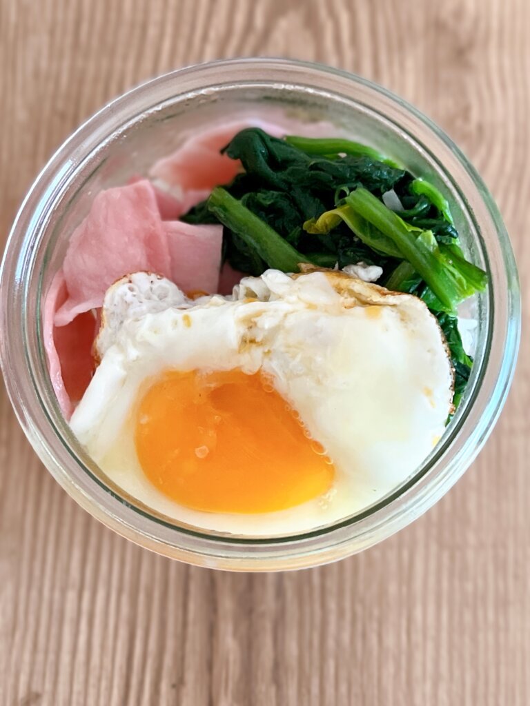 前日のごはんに残り物と目玉焼きをのせた簡単朝ごはん