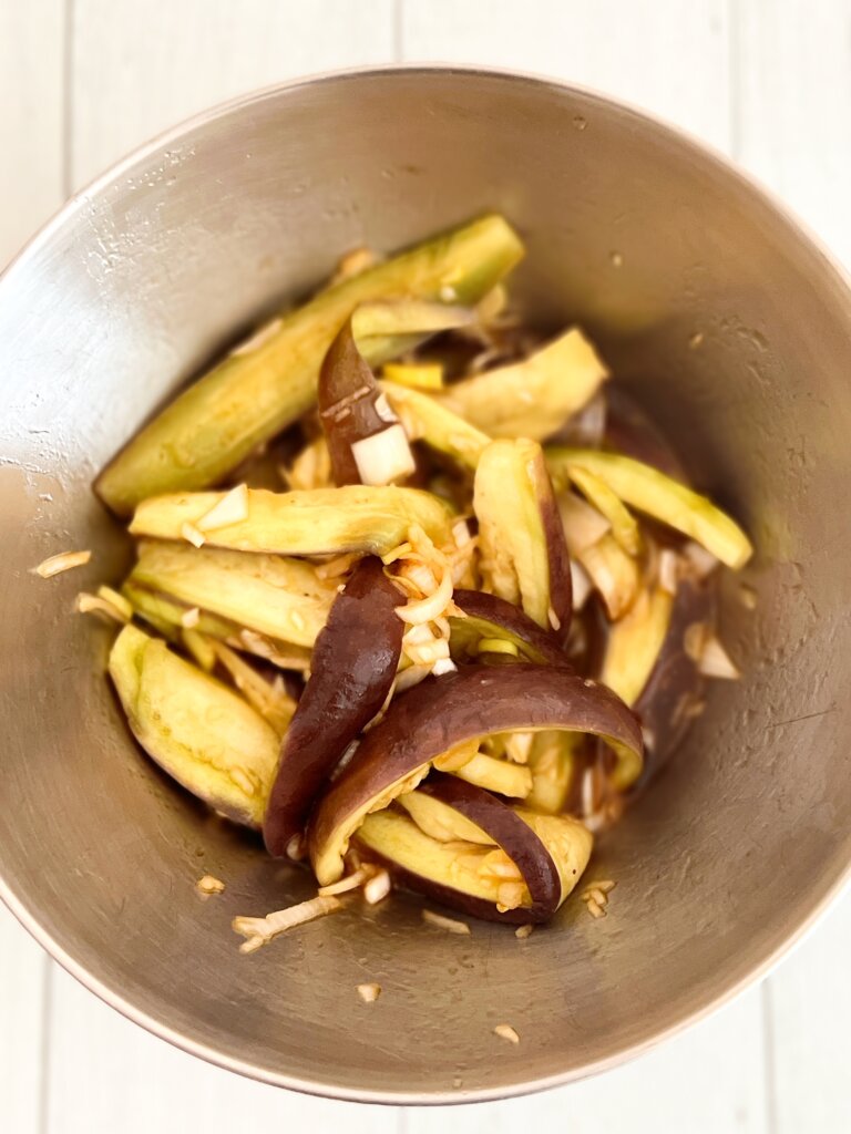 蒸したなすをピリ辛ねぎだれで和える