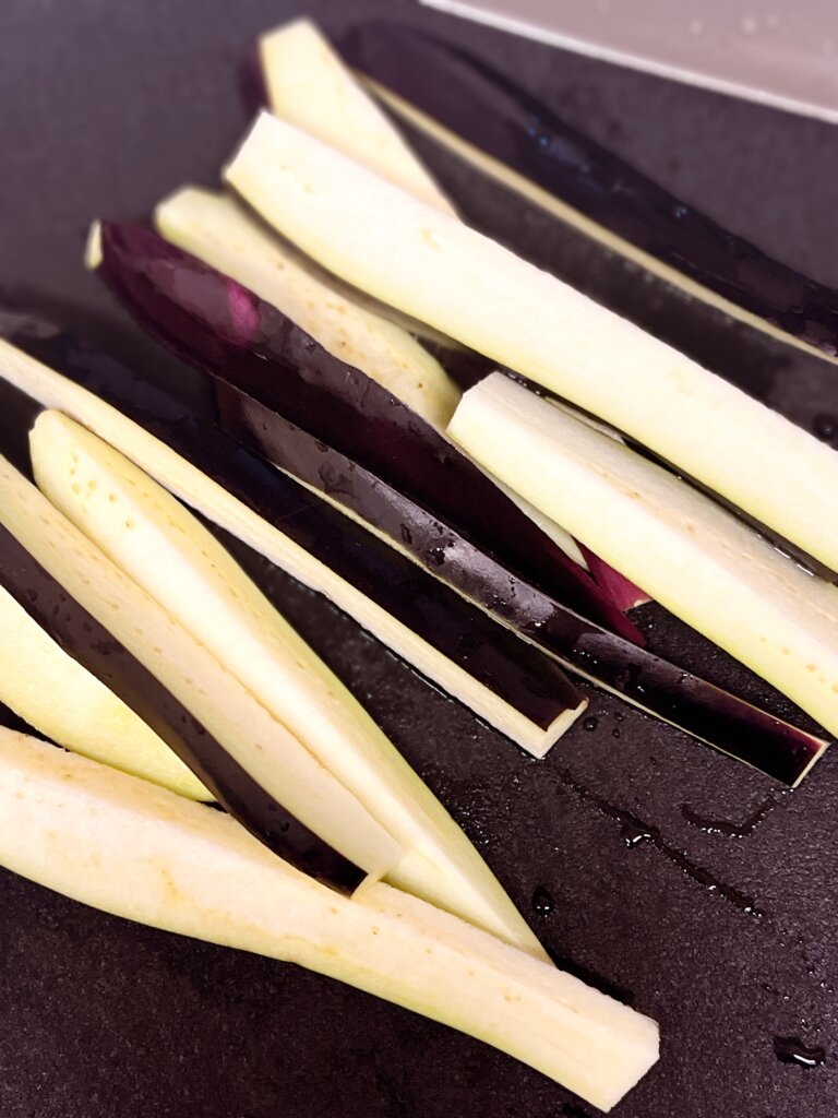 なすを縦に細く切る