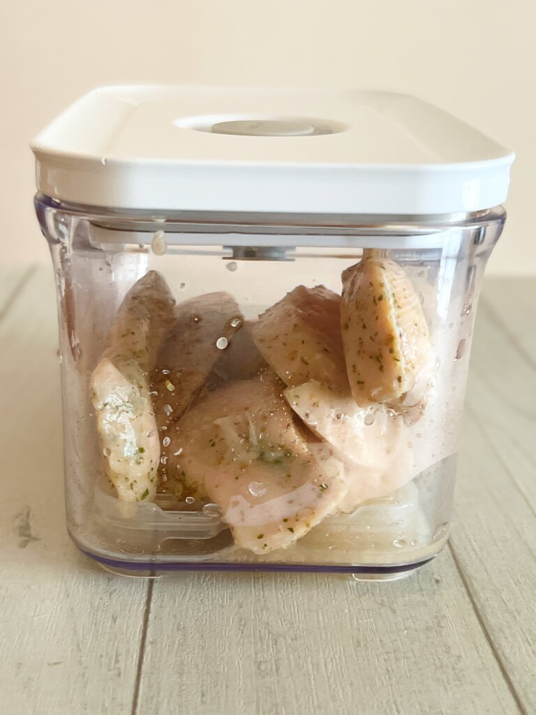 バクエンの真空保存容器に入ってるサラダチキン