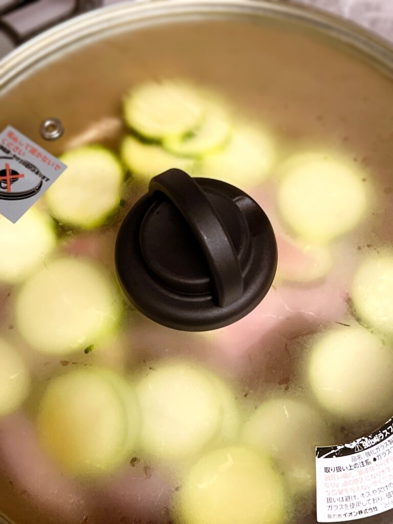 ズッキーニをフライパンで蒸してる