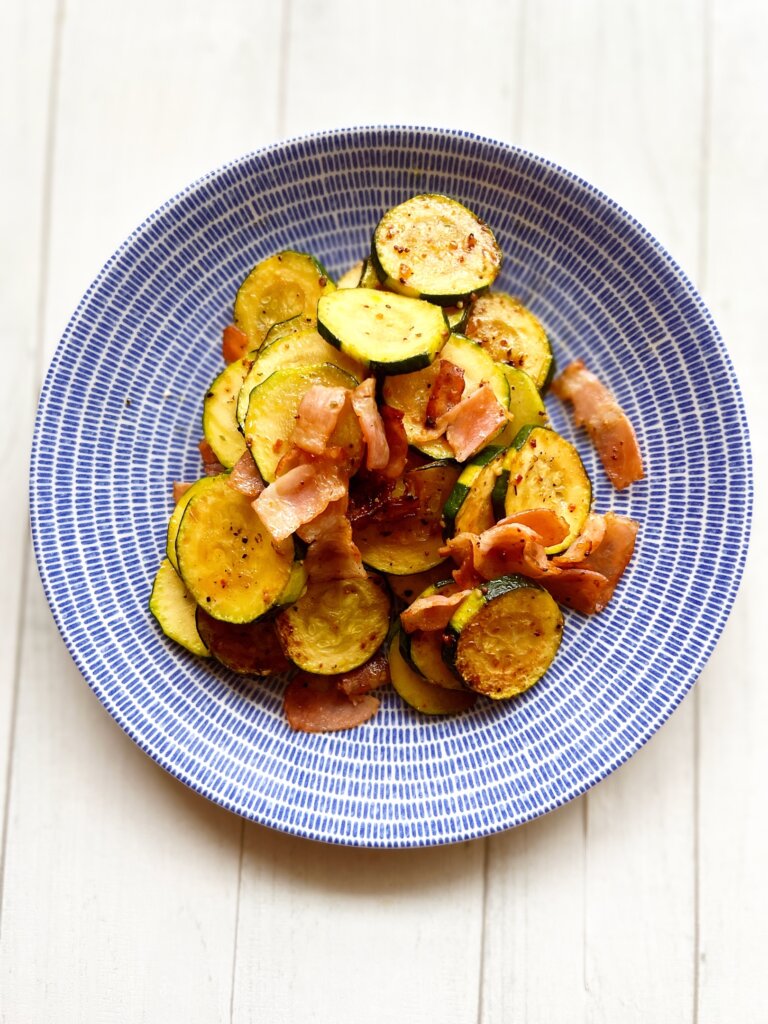 ズッキーニとベーコンのスパイス炒め
