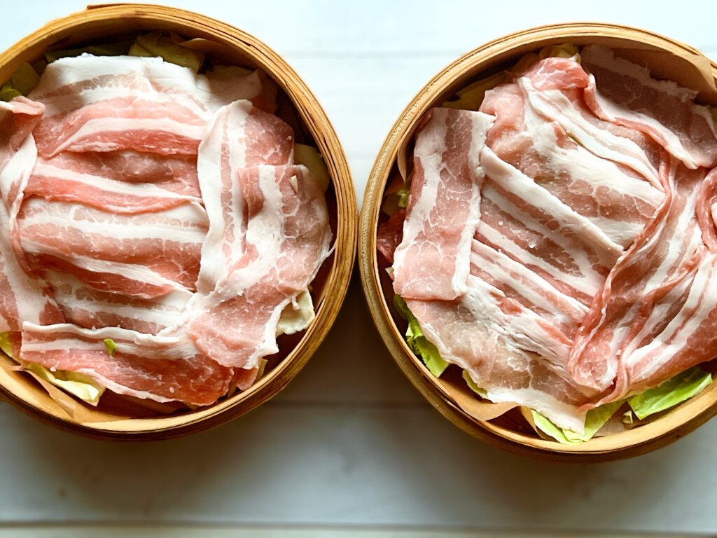 せいろにキャベツと豚バラをのせてる