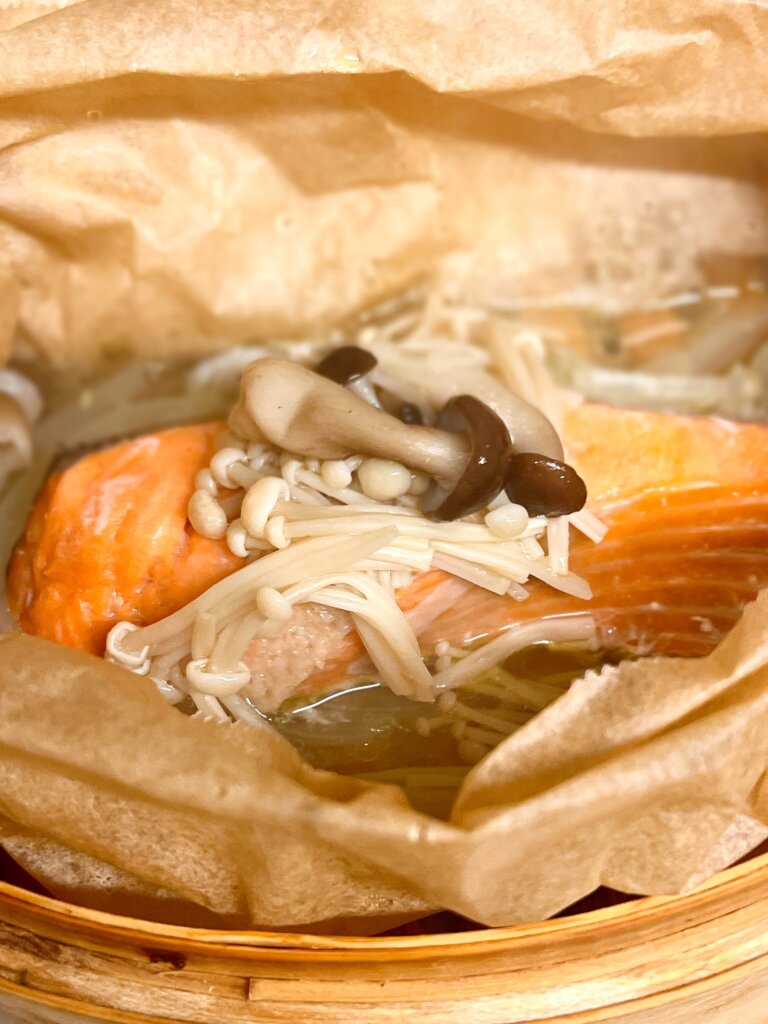 クッキングシートを開いた鮭のせいろ蒸し