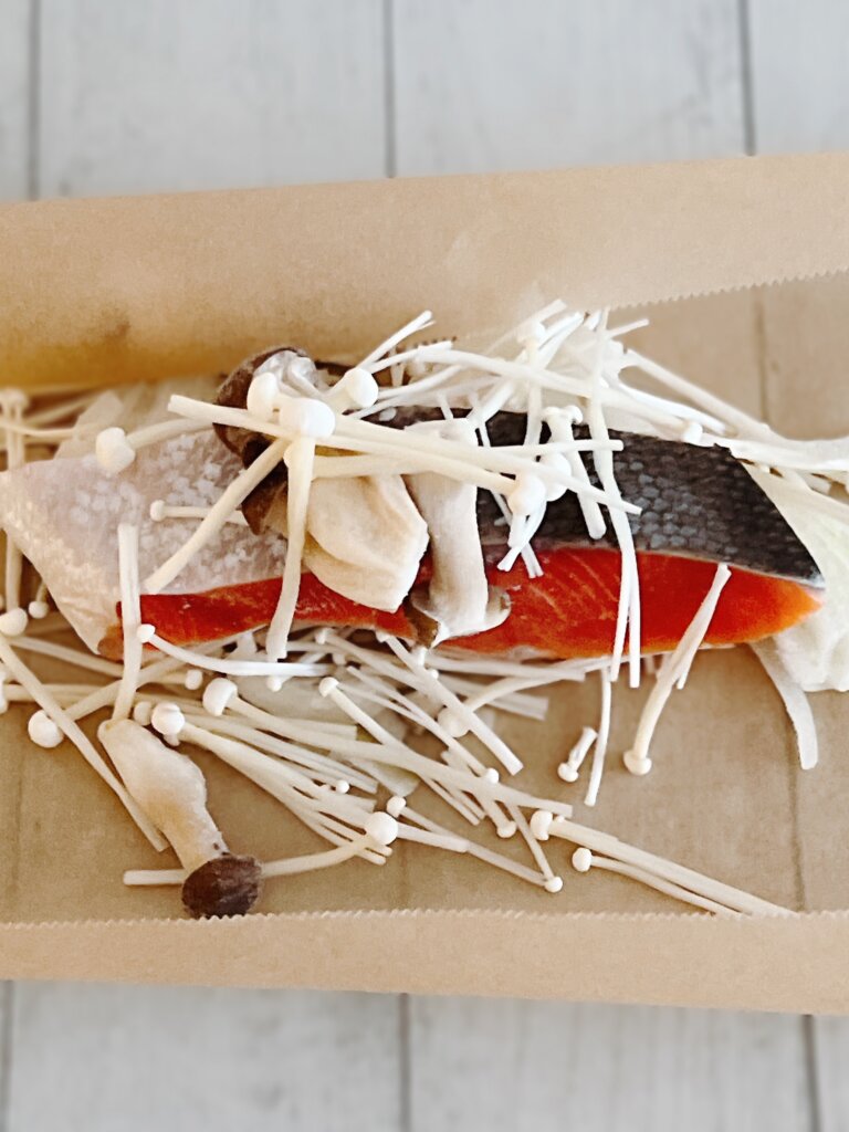 甘塩しゃけときのこをクッキングシートにのせた様子