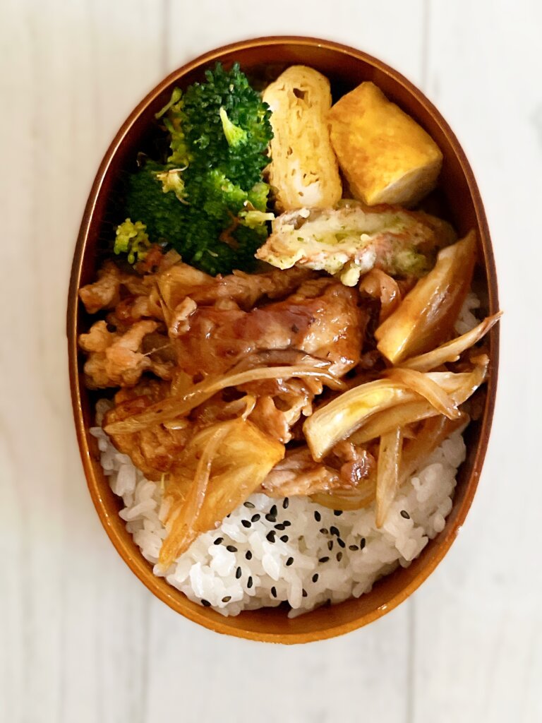 焼肉のおかずをのせた男子弁当