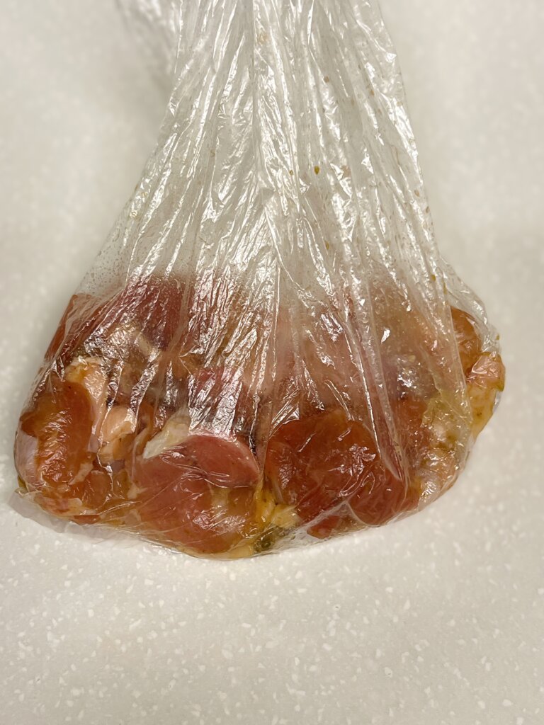 鶏もも肉に柚子胡椒と調味料を揉み込む下味の工程