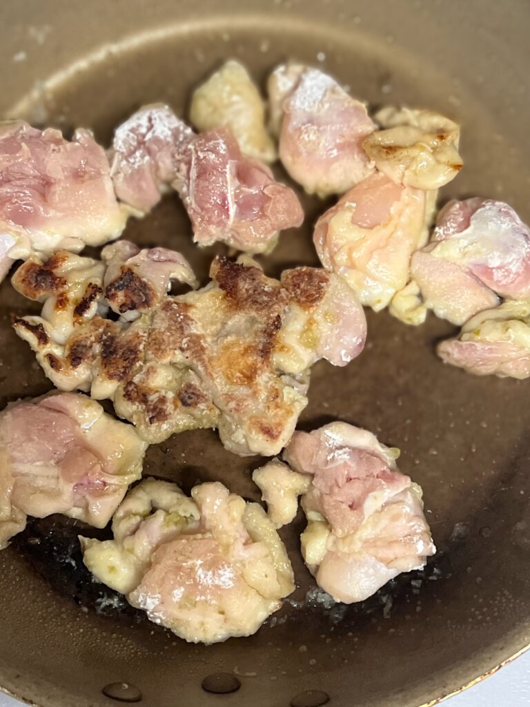 フライパンで鶏もも肉を焼いている様子｜柚子胡椒焼き