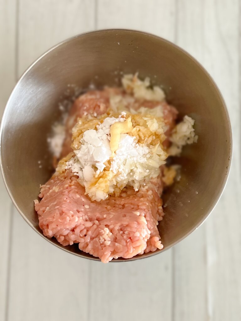 鶏ひき肉と玉ねぎ、片栗粉を混ぜたつくねのタネ
