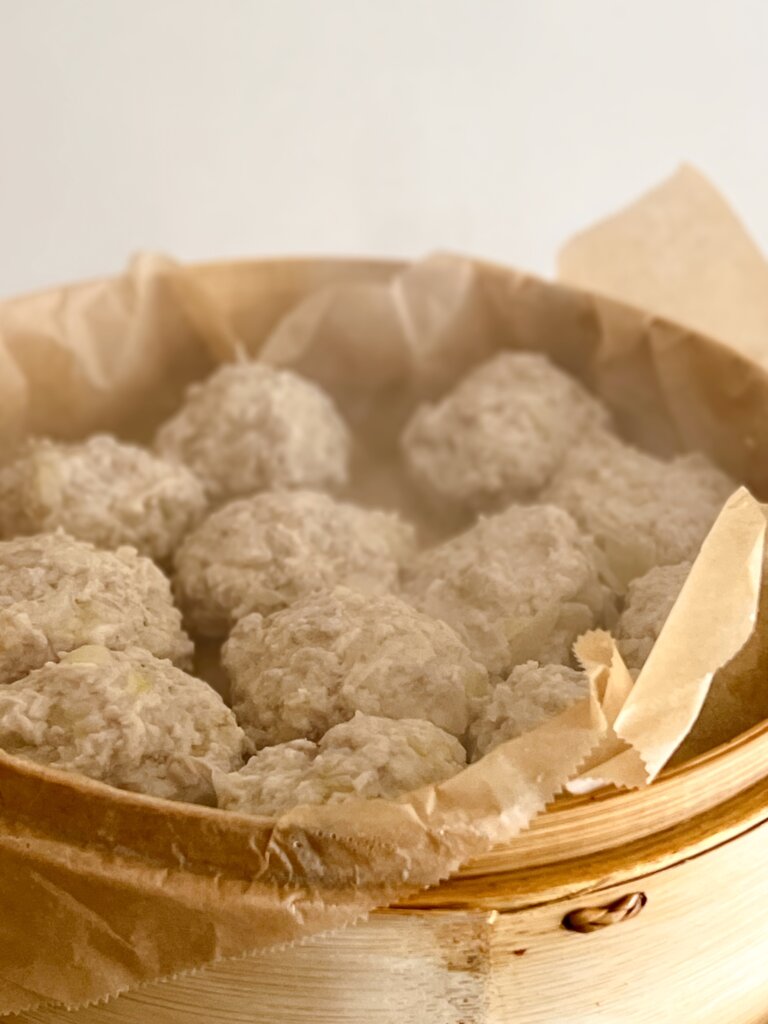 せいろで蒸した鶏つくねの出来上がり