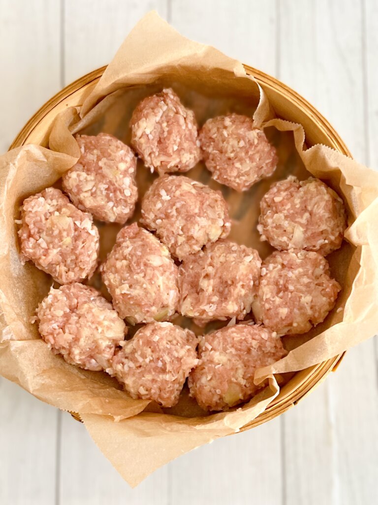 せいろに鶏つくねを並べた蒸す前の様子