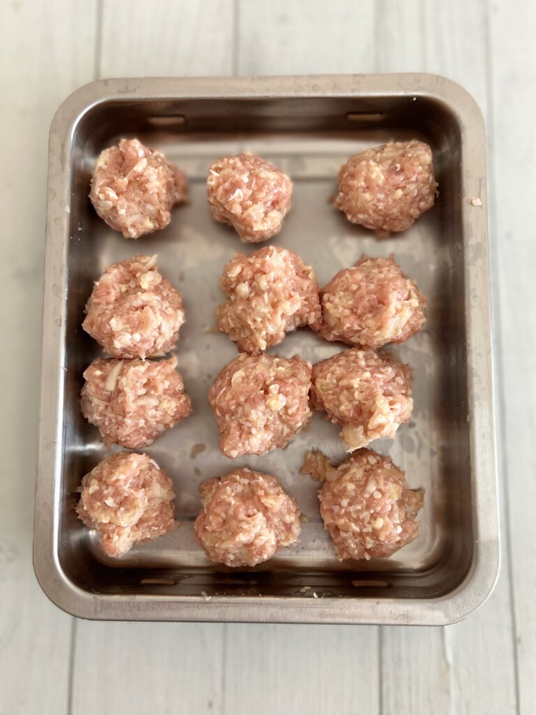 鶏つくねを丸めて並べた状態