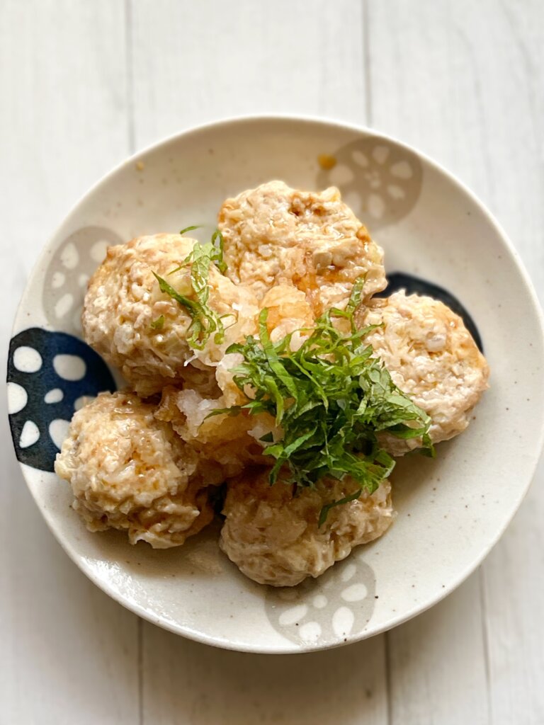 完成アップ（しそ＋おろし）
せいろで作った鶏つくねに大根おろしとしそをのせた写真