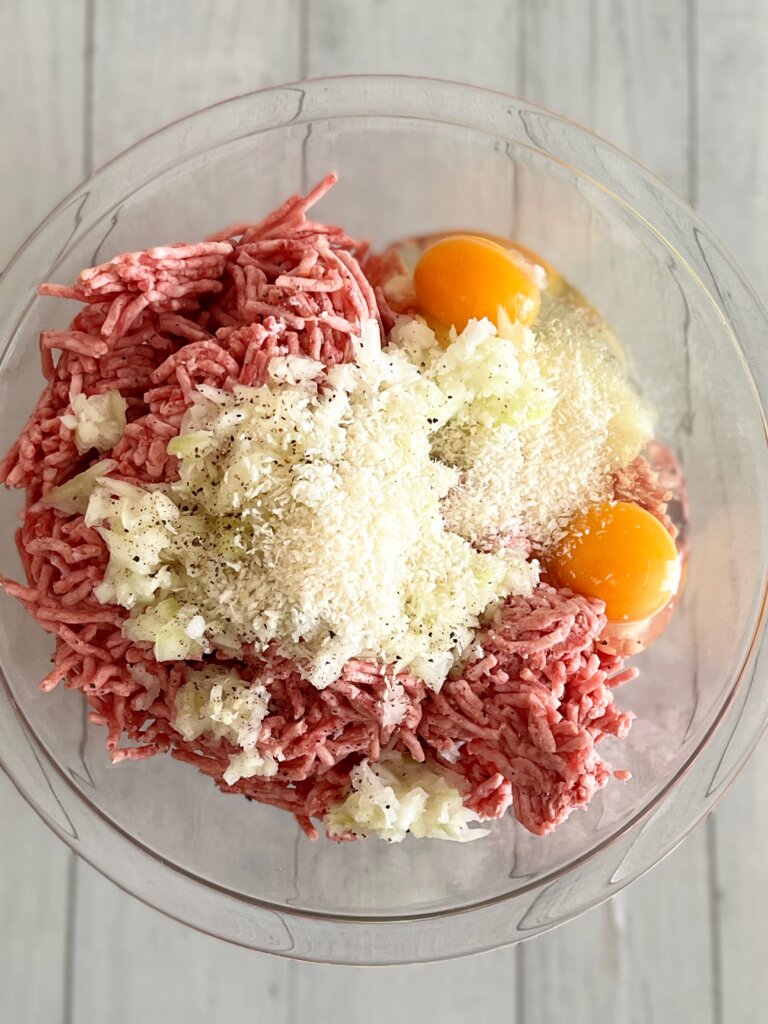 合いびき肉と玉ねぎ、卵などを混ぜたハンバーグのタネ