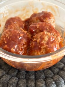 ソースを絡めたせいろハンバーグの完成