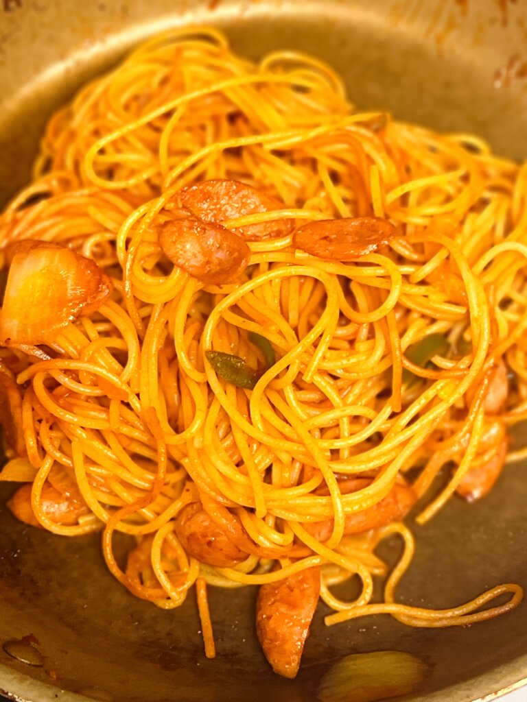 フライパンで作るナポリタン（ケチャップを焼いている様子）