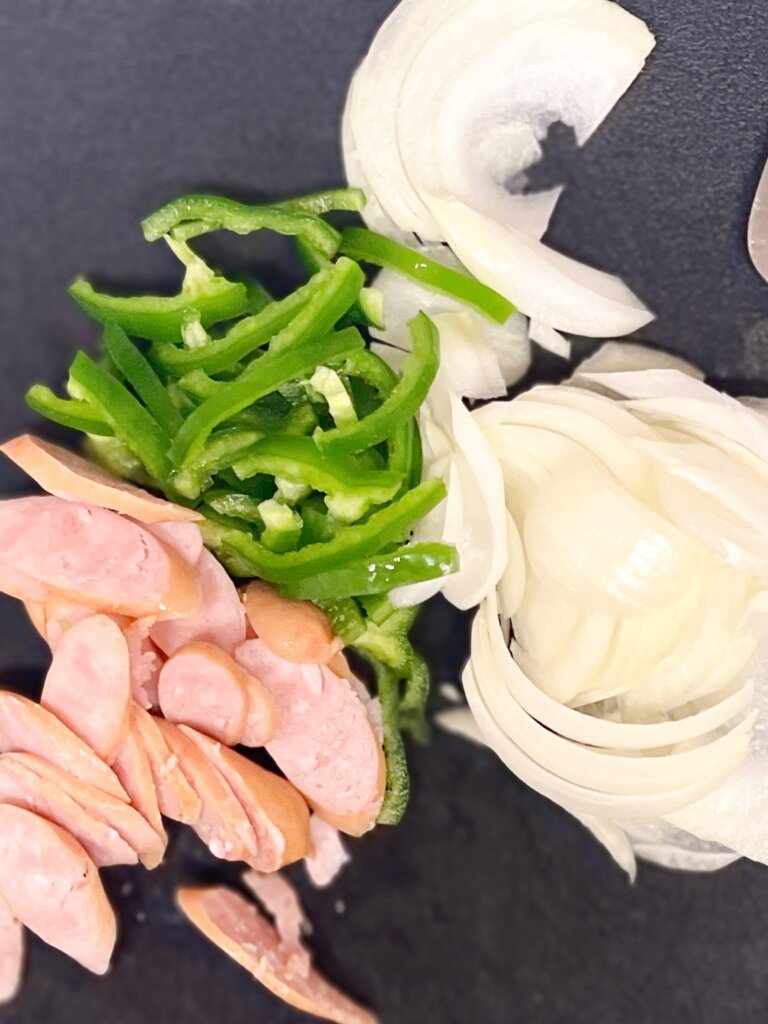 ナポリタンの材料（ウインナー、玉ねぎ、ピーマン）