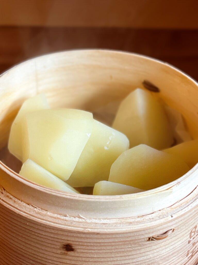 せいろでじゃがいもを蒸している様子 湯気