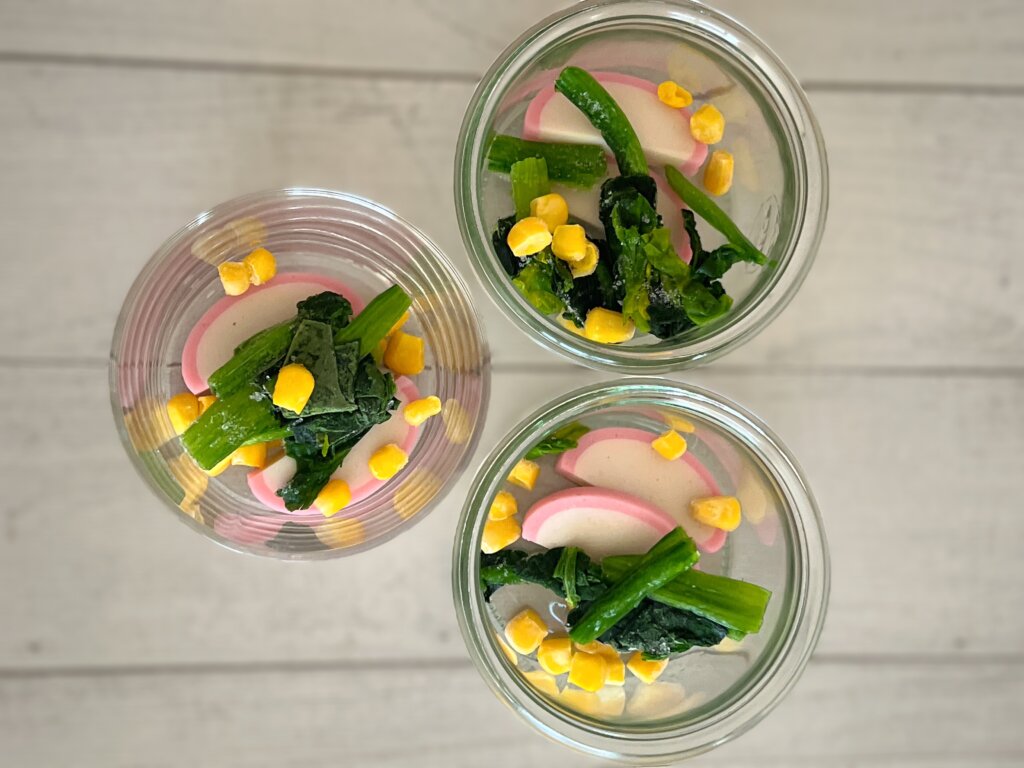 カップに茶碗蒸しの具を入れた様子