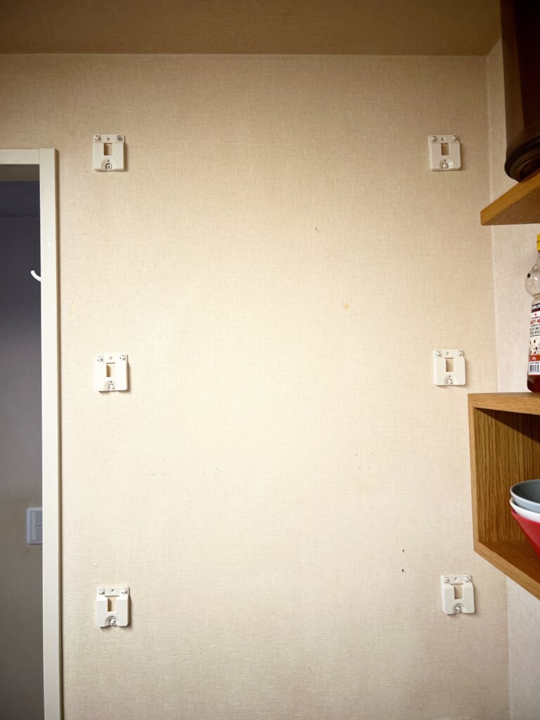棚を設置する前のキッチンの壁の状態