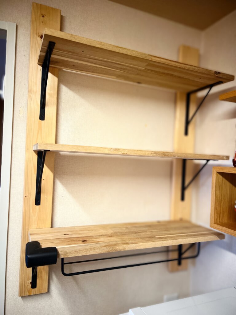シンプルな木製棚と黒い金具のシェルフ設置後の状態