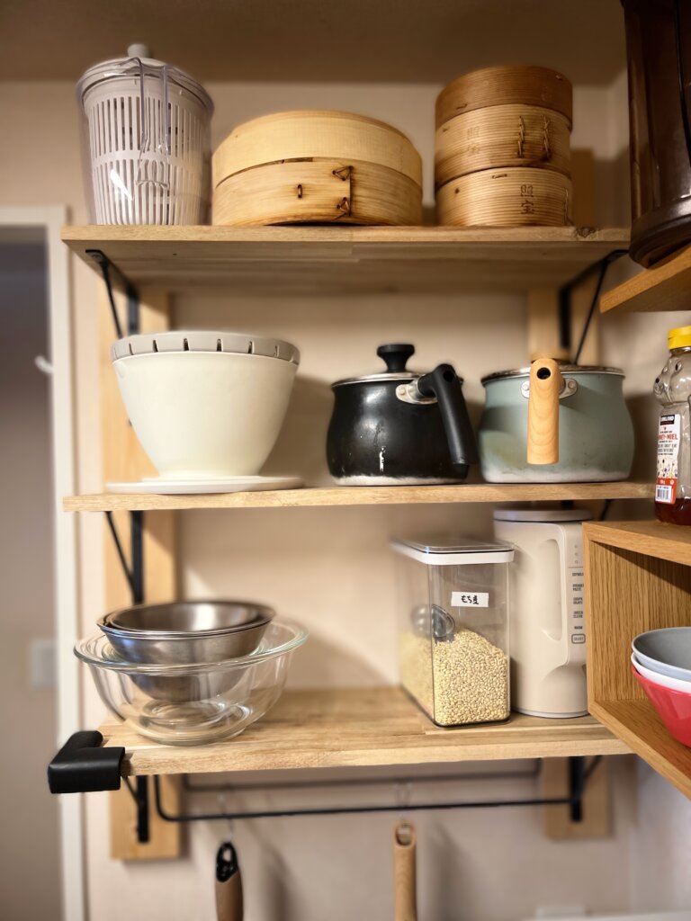 キッチンの壁に設置した棚に調理器具を収納した様子