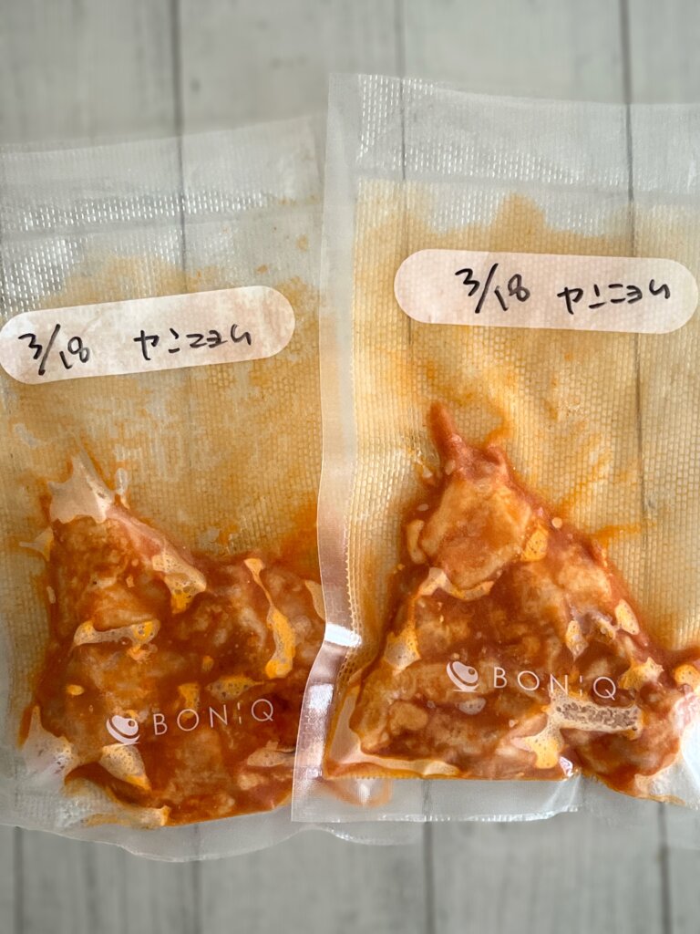 ヤンニョムチキンを冷凍保存用に真空パックした状態