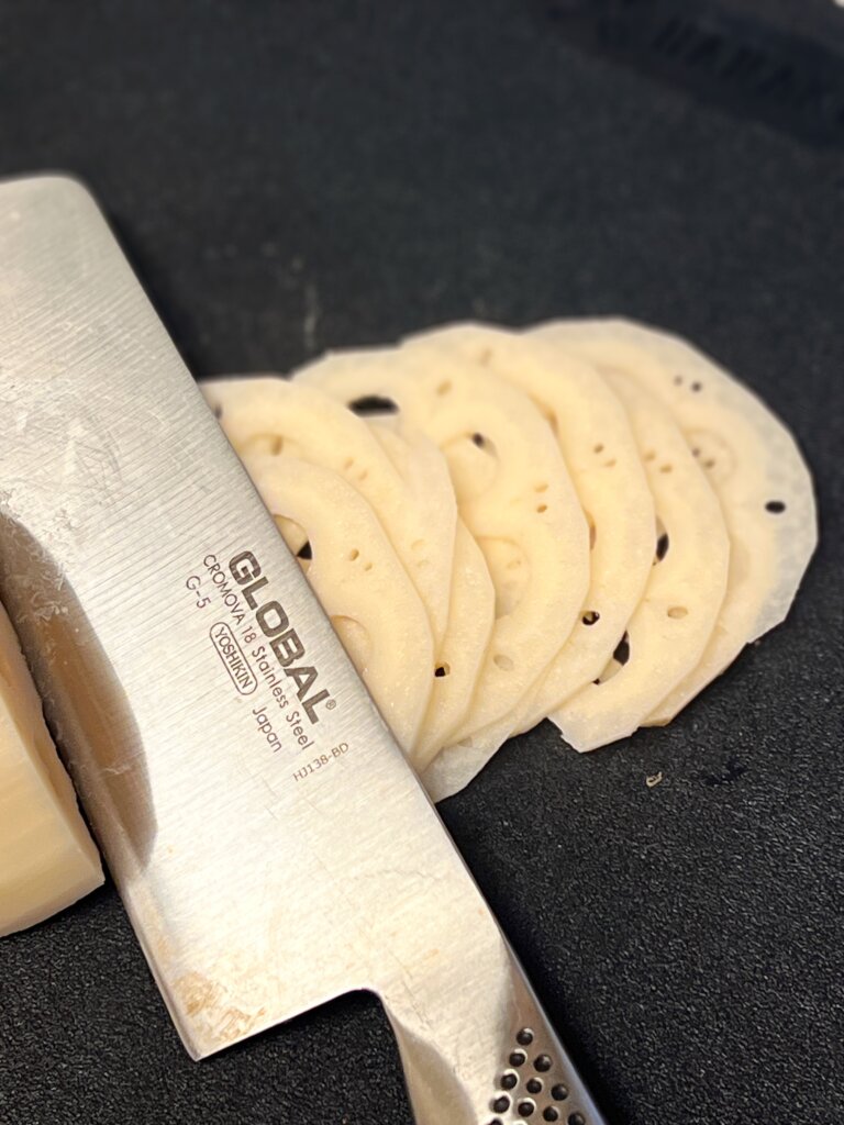 れんこんを半月切りにしてるところ