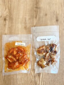 同じくらいの量（鶏もも肉約150g）を入れた比較。BONIQの袋は上に余裕がある分、汁気があっても扱いやすいです。