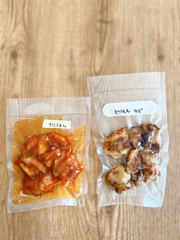 同じくらいの量（鶏もも肉約150g）を入れた比較。BONIQの袋は上に余裕がある分、汁気があっても扱いやすいです。