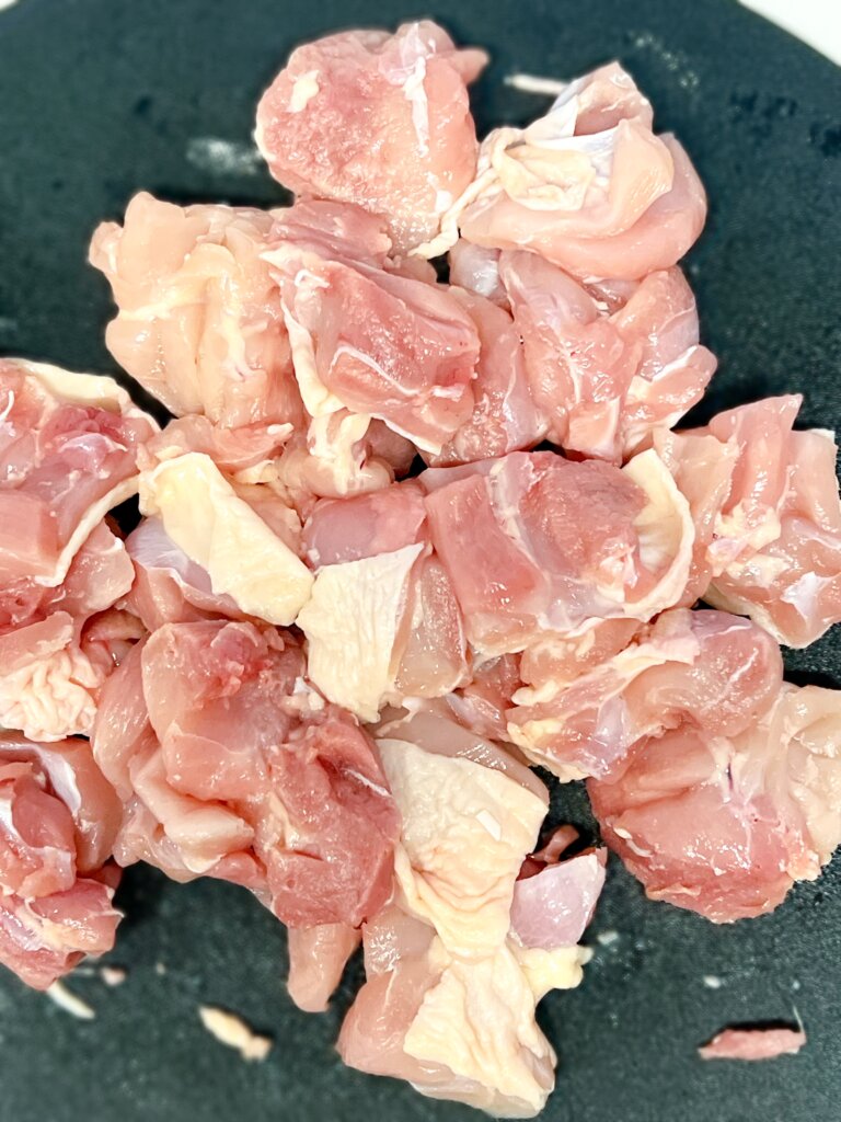 鶏もも肉を食べやすい大きさにカット
