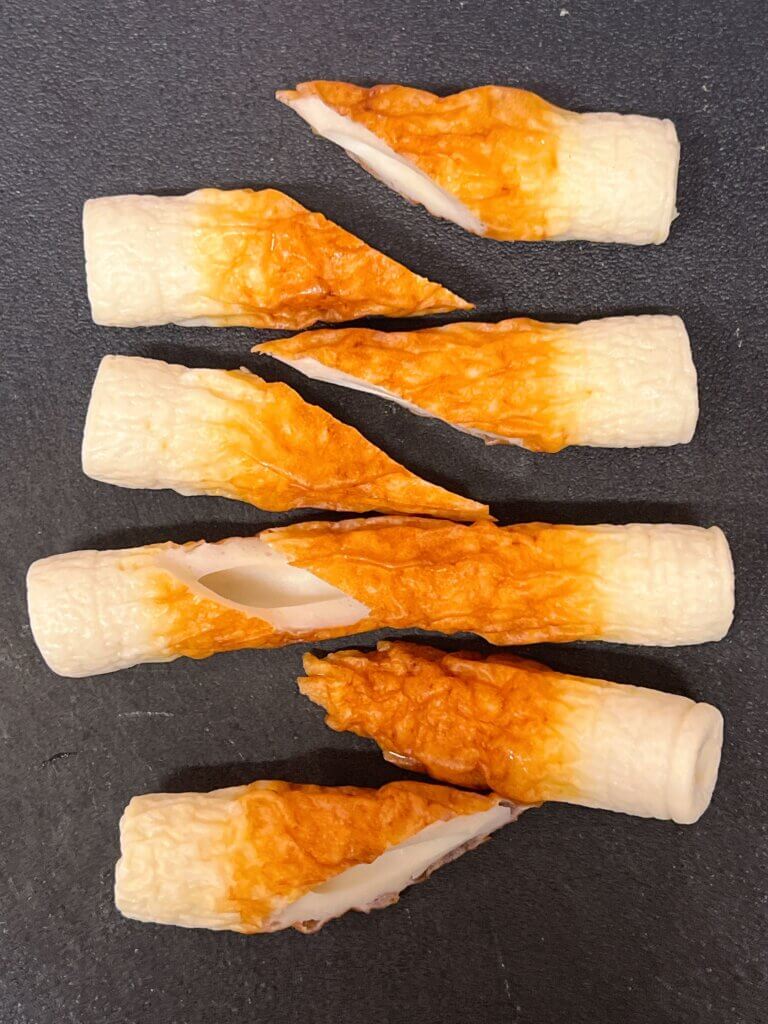 ちくわを斜めにカット