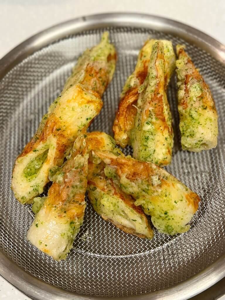 ちくわの磯辺揚げの油を切ってるとこ