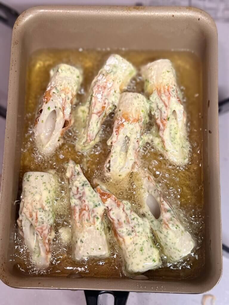ちくわの磯辺揚げを少ない油で揚げてるとこ